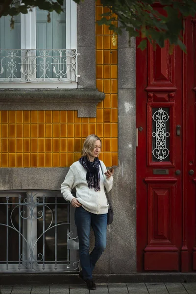 Žena Stojí Chytrým Telefonem Dveří Tradičního Portugalského Domu — Stock fotografie