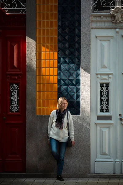 Geleneksel Bir Portekiz Evinin Kapısında Rahatça Bekleyen Bir Kadın — Stok fotoğraf