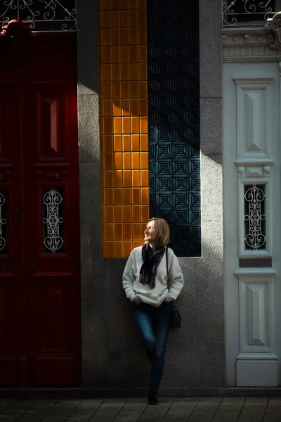 一位女士站在一束自然光中 等待着葡萄牙传统住宅的门口 — 图库照片