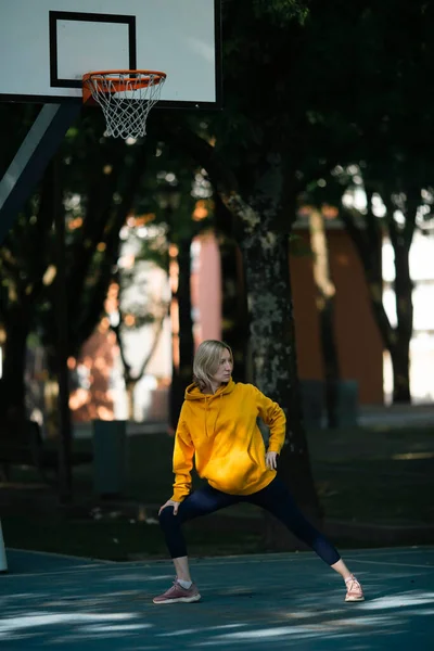 Una Donna Esercita Campo Basket All Aperto Prima Una Partita — Foto Stock