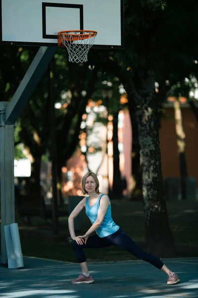 Žena Cvičení Venkovním Basketbalovém Hřišti — Stock fotografie