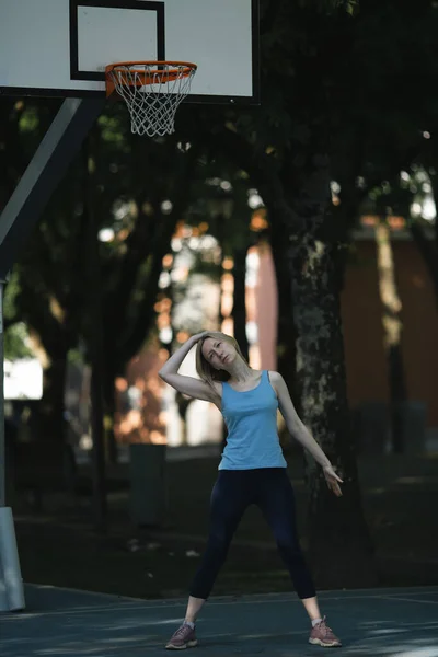 Женские Упражнения Открытой Баскетбольной Площадке — стоковое фото