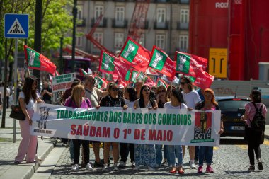 PORTO, PORTUGAL - 1 Mayıs 2023: Porto Tarih Merkezi 'nde 1 Mayıs kutlamaları sırasında. Portekiz 'de 1974 Karanfil Devrimi' nden sonra 1 Mayıs yine özgürce anıldı..