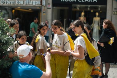 PORTO, PORTUGAL - 8 Mayıs 2023: Queima das Fitas 'ın bir parçası olarak Yardım Günü - Portekizli üniversite öğrencilerinin yıllık şenliği. O gün öğrenciler hayır işleri için bağış topluyorlar..