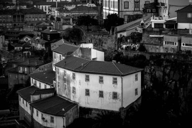 Portekiz 'in tarihi Porto bölgesindeki binaların manzarası. Siyah beyaz fotoğraf.