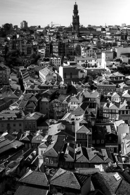 Portekiz, Porto 'nun merkezindeki çatıların manzarası. Siyah beyaz fotoğraf.