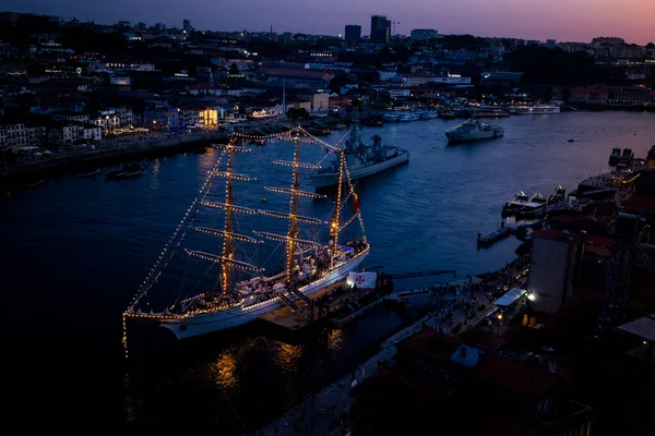 ポルトガルのポルト 2023年5月19日 訓練船Sagresは5月20日の海軍記念日を祝うためにポルトにいます 25年後の1998年以来 船はドゥロ川の水を航海していませんでした — ストック写真