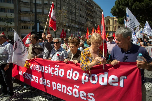 ポルトガルのポルト 2023年5月1日 ポルトの歴史的中心部での5月の日のお祝いの間に 1974年のカーネーション革命後のポルトガルでは 5月の日が再び自由に記念された — ストック写真