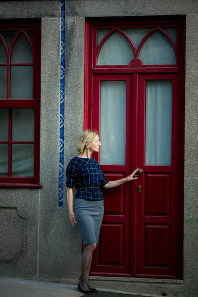 Portekiz Porto Geleneksel Bir Evde Bir Kadın Uzun Bir Kapıyı — Stok fotoğraf
