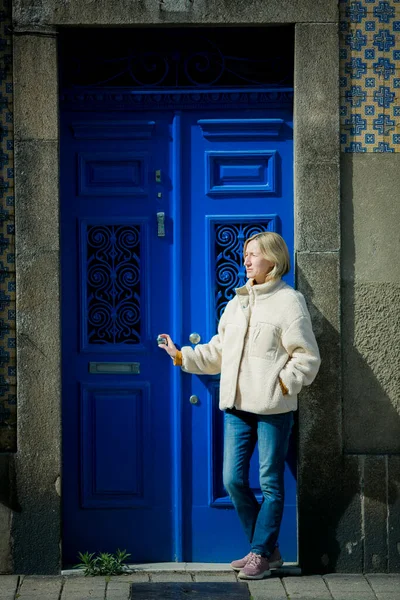 Kvinna Nära Ytterdörren Till Ett Hyreshus Portugal — Stockfoto