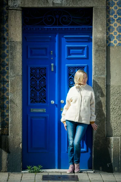Kobieta Stoi Przy Drzwiach Budynku Mieszkalnego Porto Portugalia — Zdjęcie stockowe