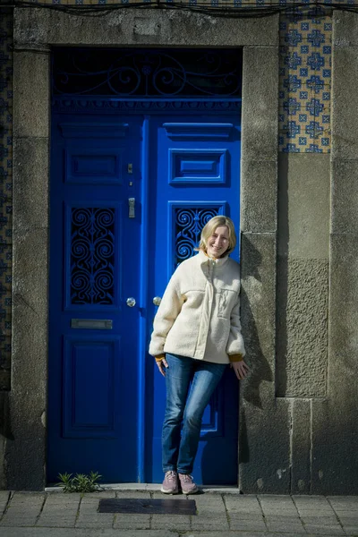 Женщина Возле Входной Двери Типичного Португальского Жилого Дома — стоковое фото