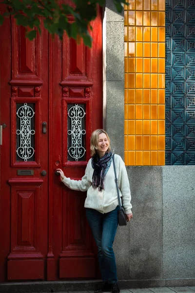 Kvinna Står Och Väntar Vid Dörren Till Ett Traditionellt Hus — Stockfoto