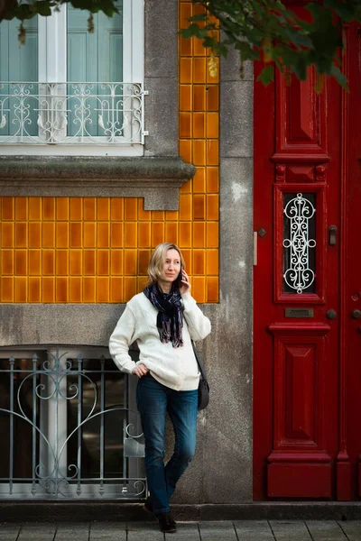 Kvinna Står Och Pratar Smartphone Vid Dörren Till Ett Traditionellt — Stockfoto