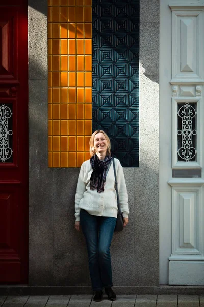 Frau Steht Entspannt Vor Der Tür Eines Traditionellen Portugiesischen Hauses — Stockfoto