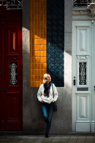 Geleneksel Bir Portekiz Evinin Kapısında Bir Kadın Duruyor — Stok fotoğraf