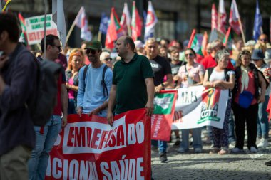 PORTO, PORTUGAL - 1 Mayıs 2023: Porto Tarih Merkezi 'nde 1 Mayıs kutlamaları sırasında. Portekiz 'de 1974 Karanfil Devrimi' nden sonra 1 Mayıs yine özgürce anıldı..