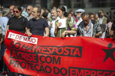 PORTO, PORTUGAL - 1 Mayıs 2023: Porto Tarih Merkezi 'nde 1 Mayıs kutlamaları sırasında. Portekiz 'de 1974 Karanfil Devrimi' nden sonra 1 Mayıs yine özgürce anıldı..