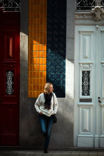 Geleneksel Bir Portekiz Kasaba Evinin Önünde Bir Kadın Bekliyor — Stok fotoğraf
