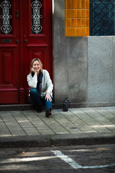 Eine Frau Sitzt Eingang Eines Traditionellen Portugiesischen Stadthauses — Stockfoto
