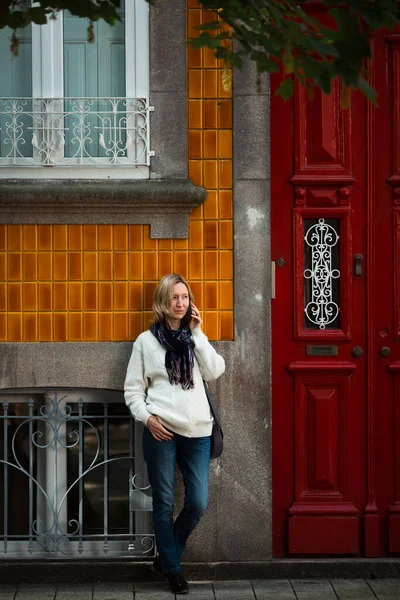 Žena Mluví Mobilu Vchodu Tradičního Portugalského Městského Domu — Stock fotografie