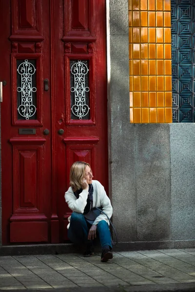 Geleneksel Bir Portekiz Şehir Evinin Kapısında Bir Kadın Oturuyor — Stok fotoğraf