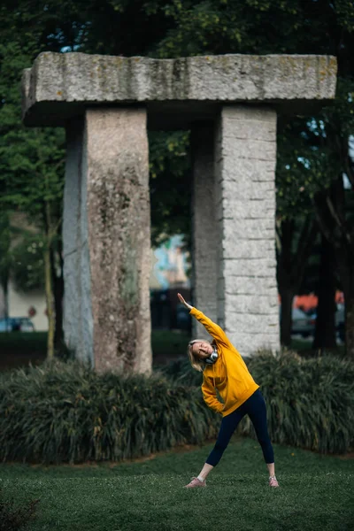 Una Mujer Hace Ejercicios Aire Libre Parque Ciudad — Foto de Stock
