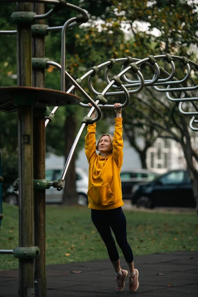 Μια Γυναίκα Που Κάνει Ασκήσεις Στο Πάρκο Της Πόλης — Φωτογραφία Αρχείου