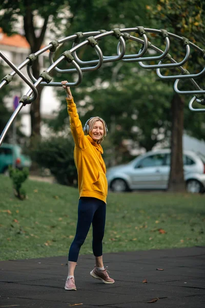 市内の公園で女性のワームアップ — ストック写真