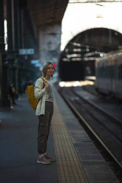 Μια Γυναίκα Στέκεται Ένα Σιδηροδρομικό Σταθμό Κοντά Στις Γραμμές — Φωτογραφία Αρχείου