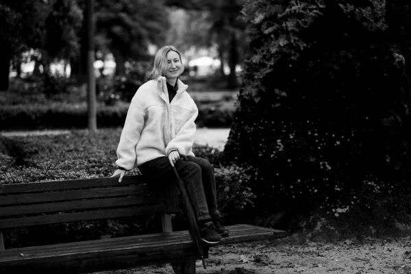 Μια Γυναίκα Ένα Παγκάκι Ένα Φθινοπωρινό Πάρκο Ασπρόμαυρη Φωτογραφία — Φωτογραφία Αρχείου