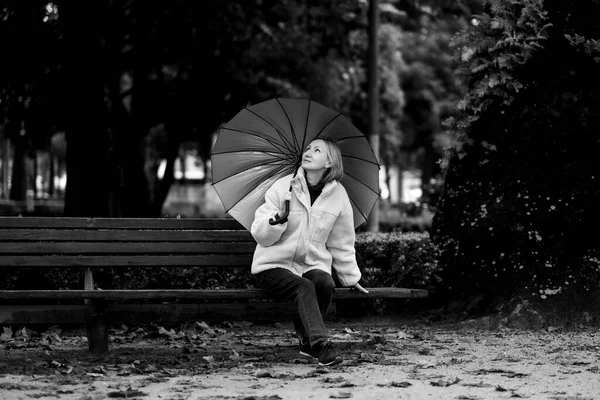 Eine Frau Mit Regenschirm Auf Einer Bank Schwarz Weiß Foto — Stockfoto