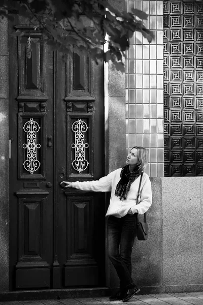 Kobieta Przy Drzwiach Tradycyjnego Portugalskiego Domu Czarno Białe Zdjęcie — Zdjęcie stockowe