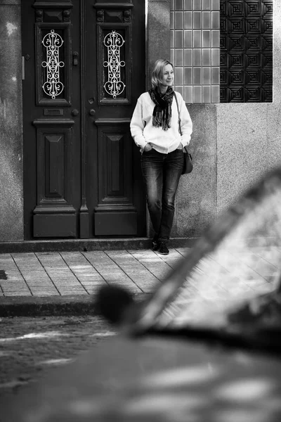 Eine Frau Auf Der Straße Vor Der Tür Eines Traditionellen — Stockfoto