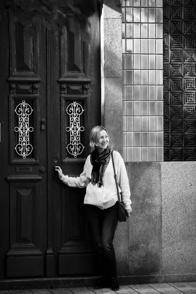 Eine Frau Der Nähe Der Haustür Eines Typisch Portugiesischen Mehrfamilienhauses — Stockfoto