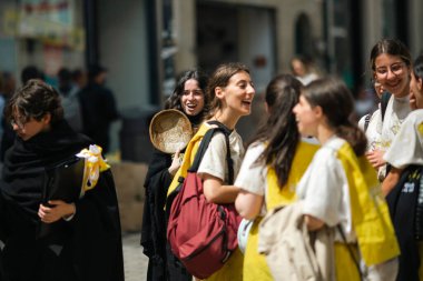 PORTO, PORTUGAL - 8 Mayıs 2023: Queima das Fitas 'ın bir parçası olarak Yardım Günü - Portekizli üniversite öğrencilerinin yıllık şenliği. O gün öğrenciler hayır işleri için bağış topluyorlar..