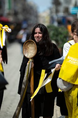 PORTO, PORTUGAL - 8 Mayıs 2023: Queima das Fitas 'ın bir parçası olarak Yardım Günü - Portekizli üniversite öğrencilerinin yıllık şenliği. O gün öğrenciler hayır işleri için bağış topluyorlar..