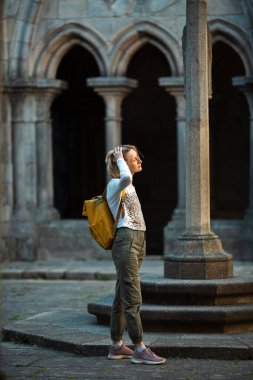 Bir kadın gezgin eski bir yapıyı inceliyor..