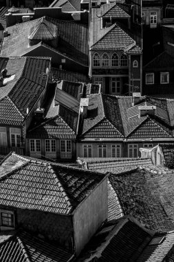 Portekiz, Porto şehir merkezinin çatı manzarası. Siyah beyaz fotoğraf.