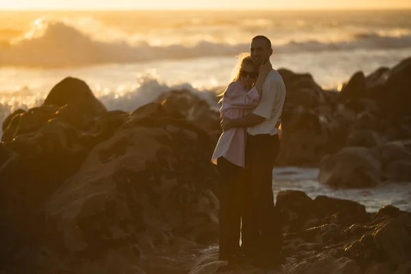 Під Час Золотого Заходу Сонця Молода Пара Обіймається Пляжі — стокове фото