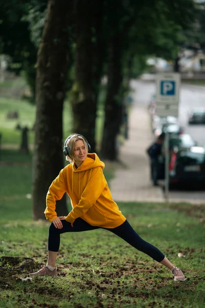 Une Femme Portant Des Exercices Casque Dans Air Frais — Photo