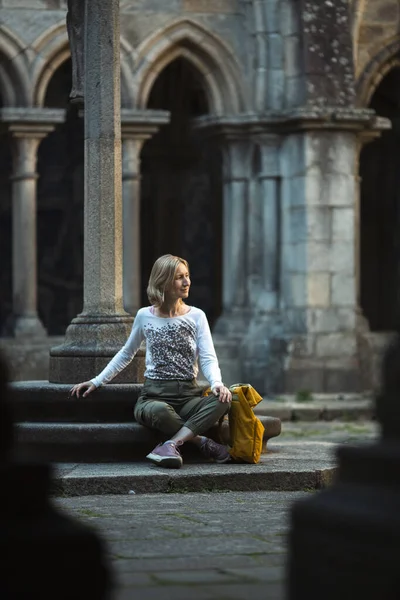 Female Traveler Sits Resting Ancient Fortress — Stock Photo, Image