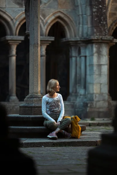 Μια Γυναίκα Ταξιδιώτης Κάθεται Αναπαύεται Ένα Αρχαίο Ιερό — Φωτογραφία Αρχείου
