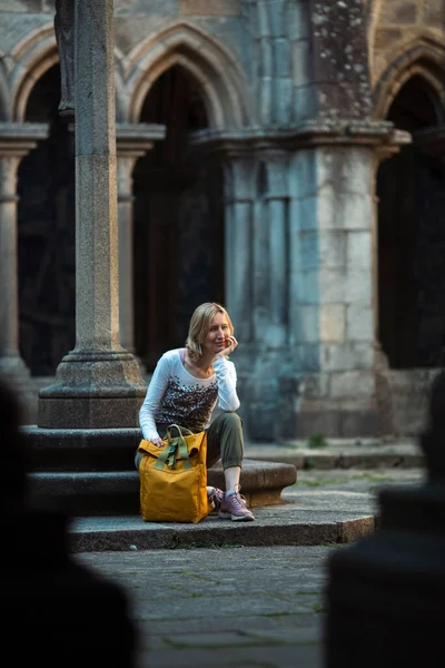 女性旅行者は古代の聖域に座っています — ストック写真