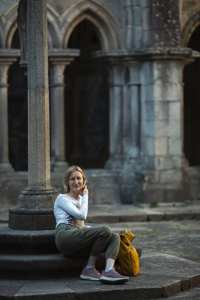 Μια Γυναίκα Ταξιδιώτης Στηρίζεται Μια Αρχαία Δομή — Φωτογραφία Αρχείου