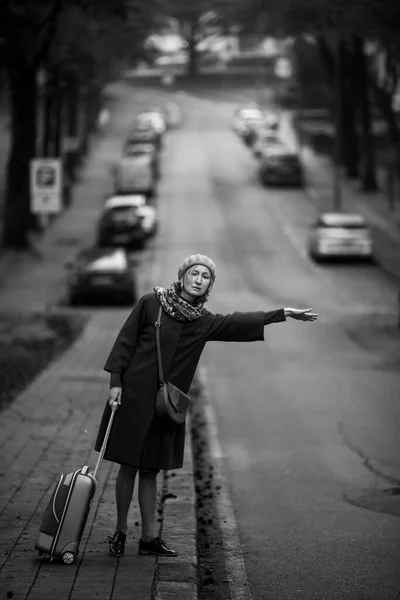 Μια Γυναίκα Βαλίτσα Ψηφίζει Στο Δρόμο Ασπρόμαυρη Φωτογραφία — Φωτογραφία Αρχείου