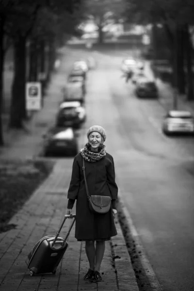 Μια Γυναίκα Μια Βαλίτσα Που Περπατάει Στο Δρόμο Ασπρόμαυρη Φωτογραφία — Φωτογραφία Αρχείου