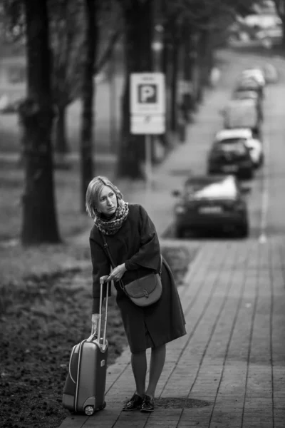 Μια Γυναίκα Μια Βαλίτσα Στέκεται Στο Δρόμο Ασπρόμαυρη Φωτογραφία — Φωτογραφία Αρχείου