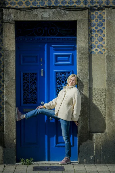 Een Vrouw Poseert Bij Blauwe Voordeur Van Een Traditioneel Portugees — Stockfoto