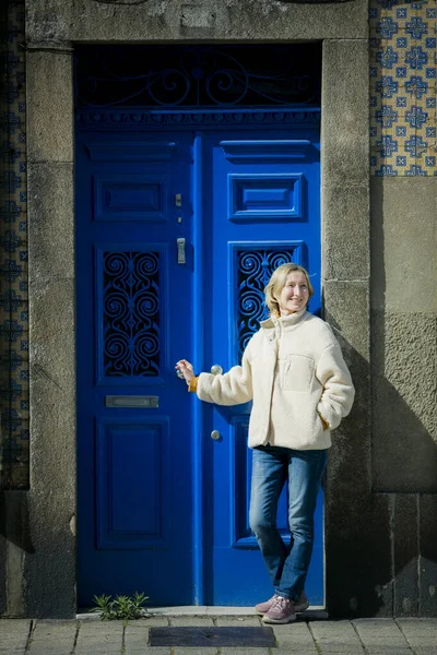 Жінка Стоїть Біля Синіх Вхідних Дверей Традиційного Португальського Міського Будинку — стокове фото
